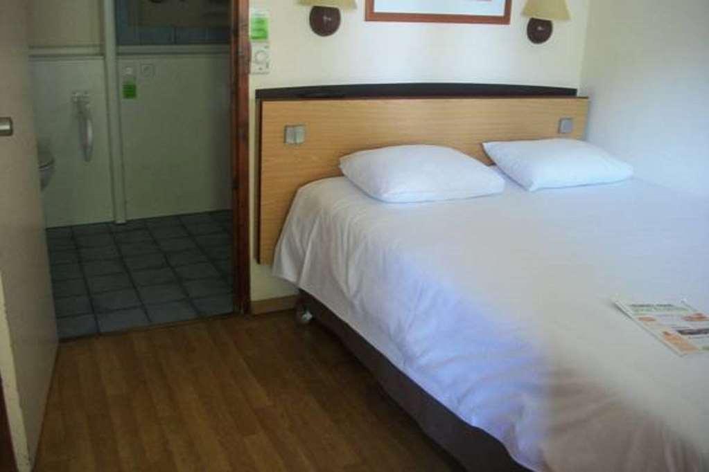 Kyriad Tarbes Bastillac Habitación foto
